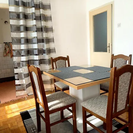 Zvijezda Apartman * 图兹拉